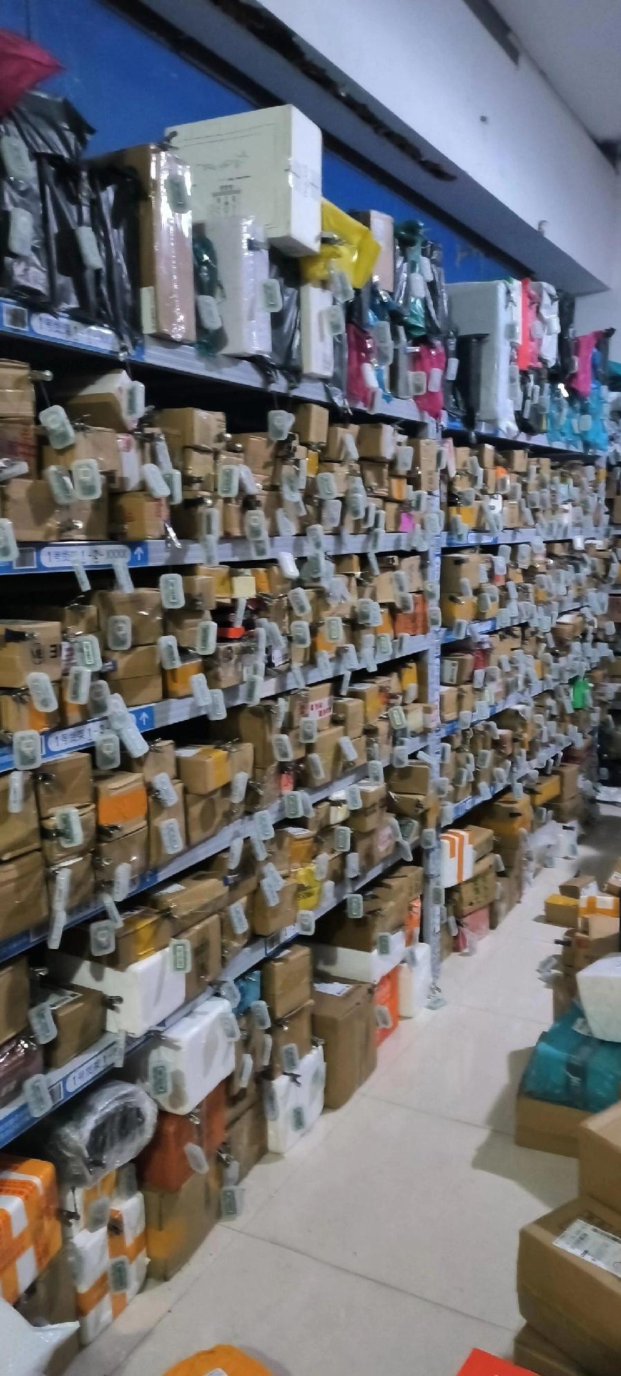 现在越来越先进了，取快递都是自助无人取件，首先扫码进店，在显示器上输入自己的手机