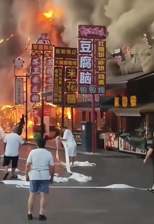 今天（7月20日）早上6时22分，乐山市市中区苏稽镇桂花路商铺起火，因是连排木质