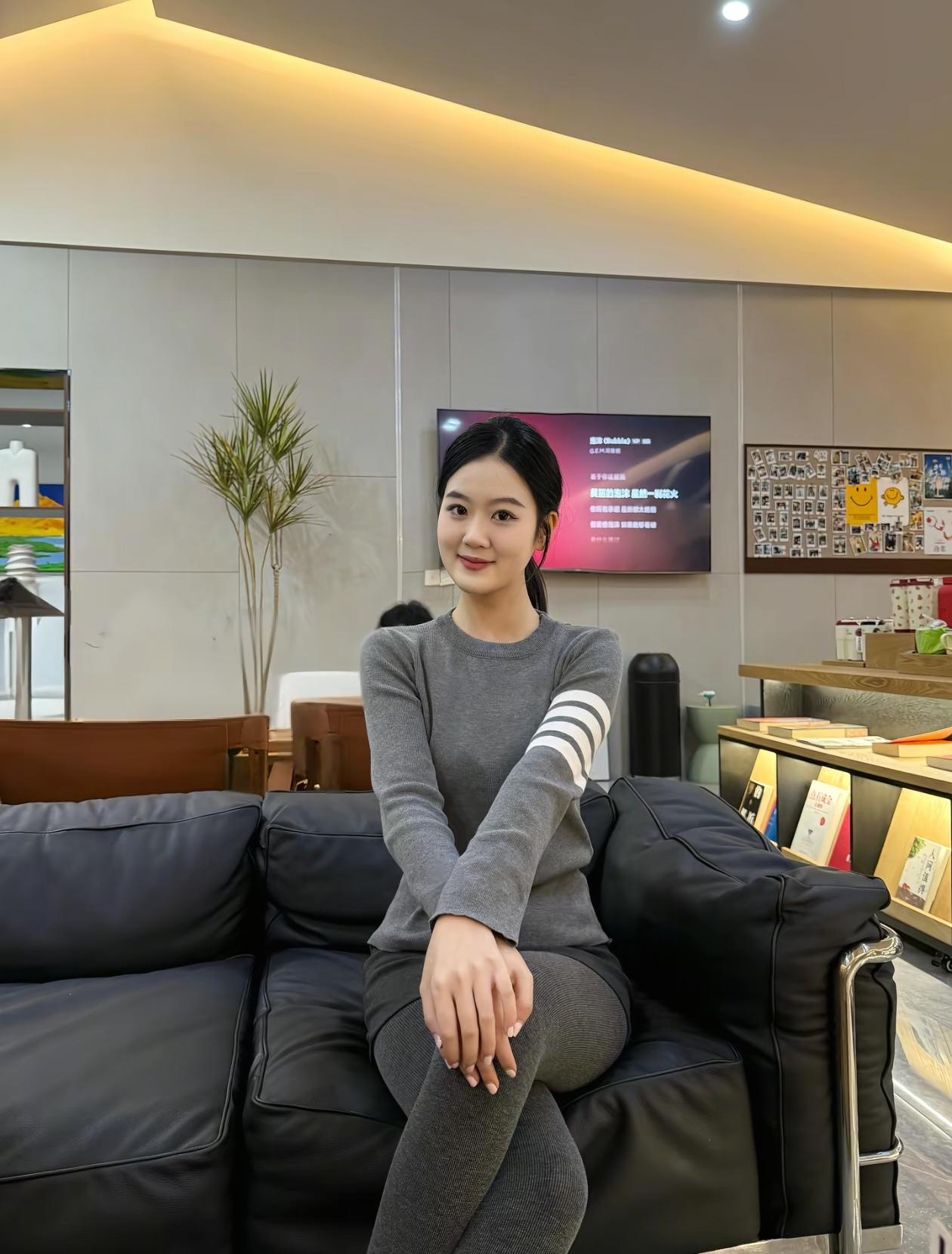 静坐观花影，心随书香远。