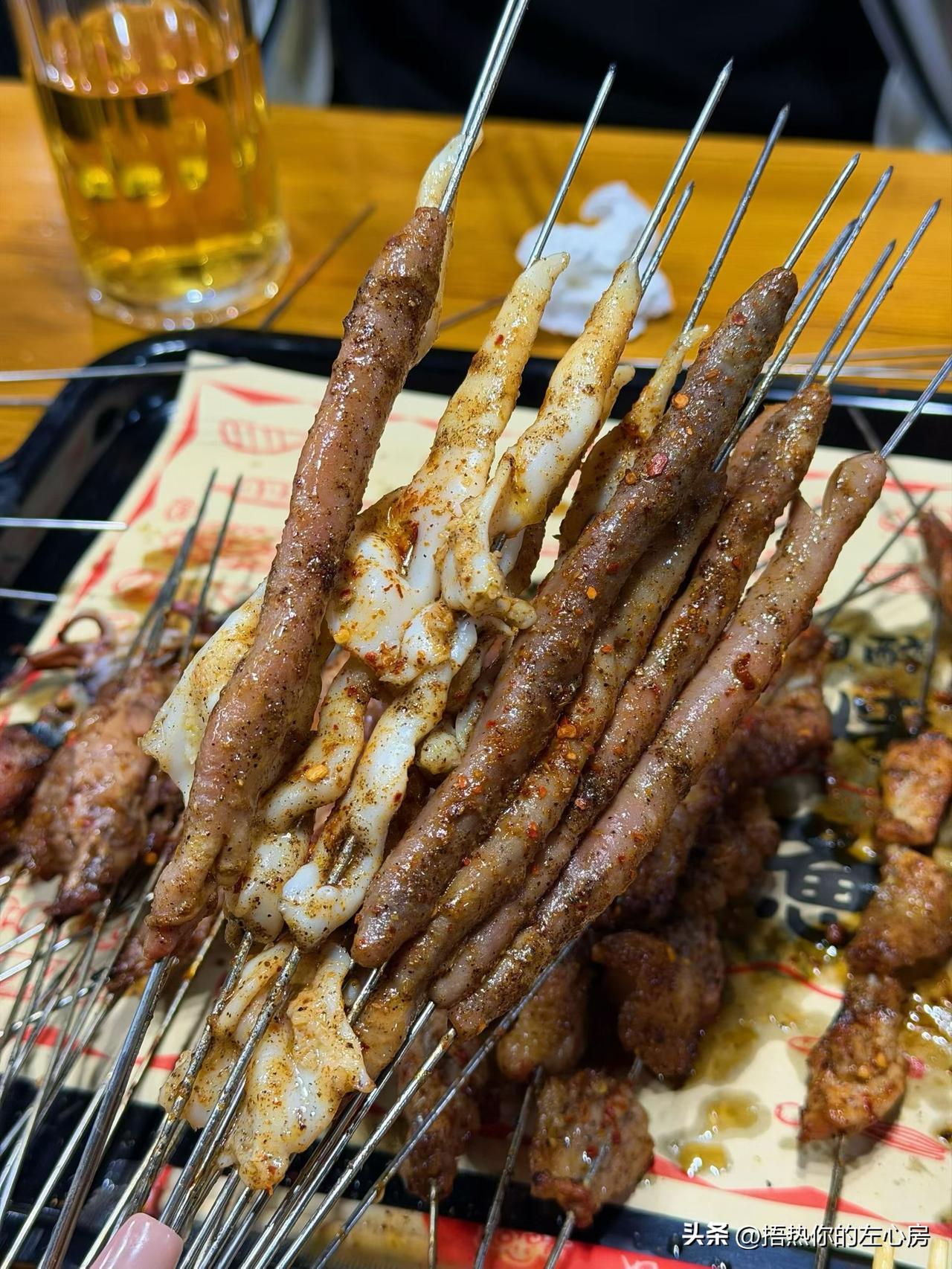 晚上跟朋友凑局撸串，一上桌眼睛都看不过来，全是咱们胶东烧烤的硬货！

最绝的还得