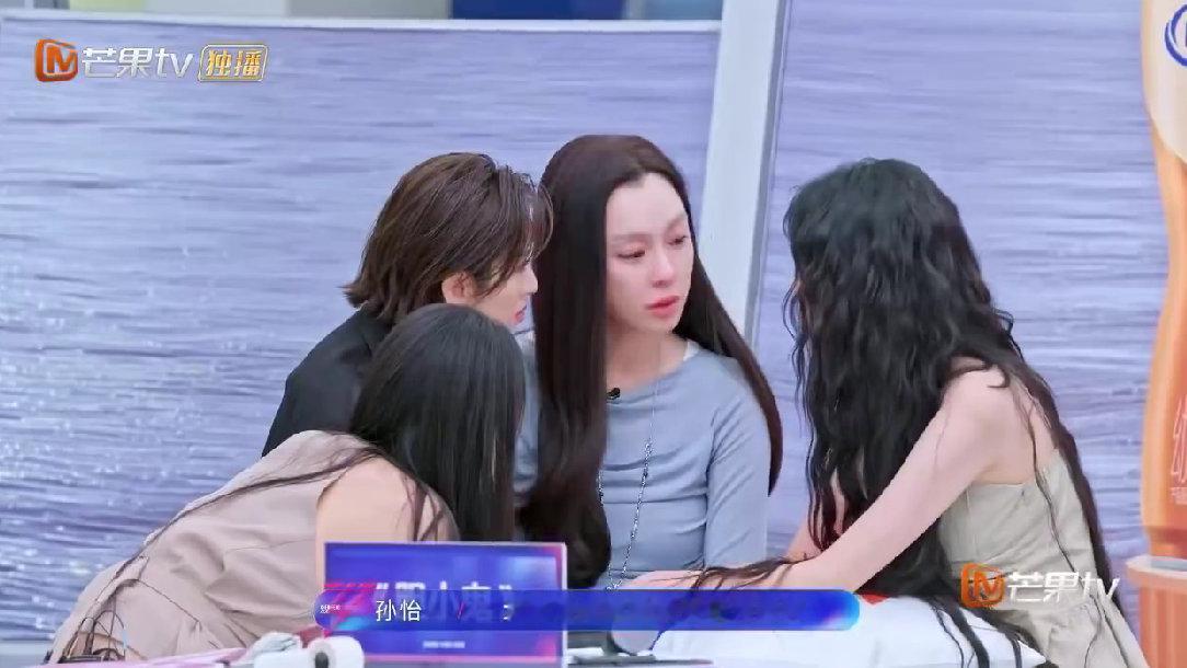 唐艺昕安慰范玮琪乘风2026一句暖心话语稳住对方情绪，赛场之上也满是温情与善意。