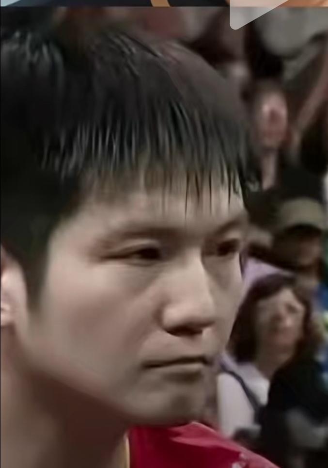 一个人的面相会随生活环境的变化而变化。

当内心快乐的时候，面部也就舒展了。