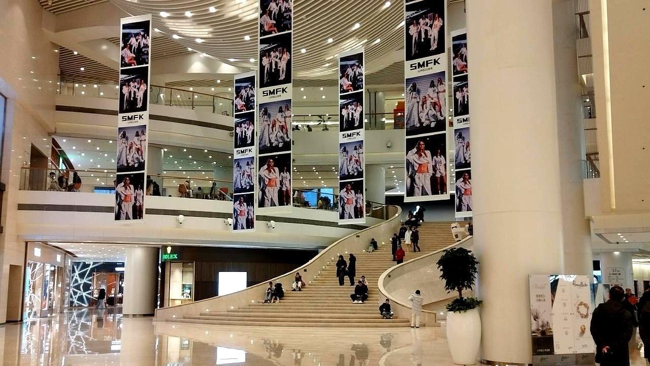 大连人钱包最痛的地方
 
恒隆广场开业第9年，奢侈品排队比地铁还挤。地铁2号线人