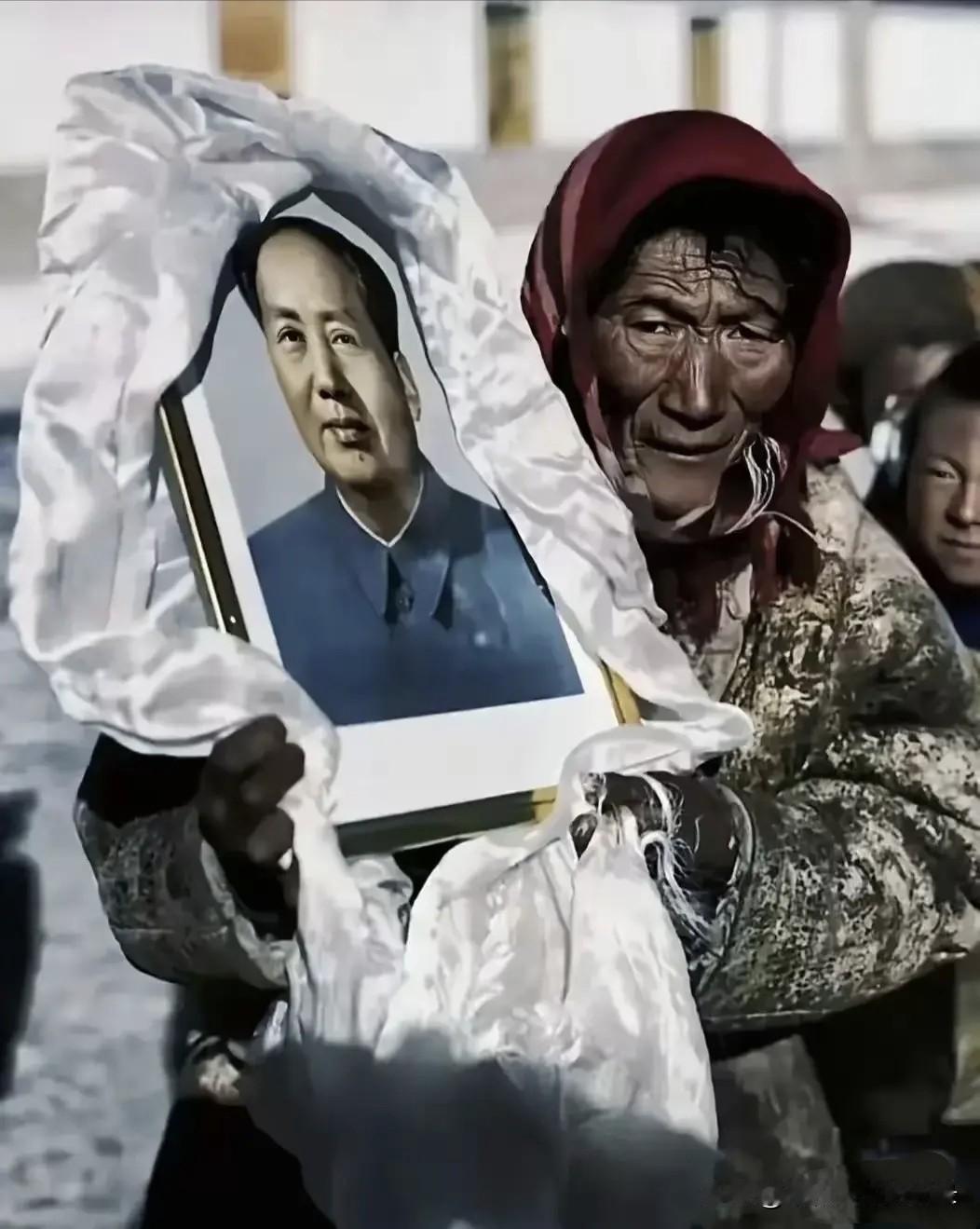 千言万语汇成一句话:人民的领袖人民爱，人民的领袖爱人民!毛主席万岁![赞][赞]