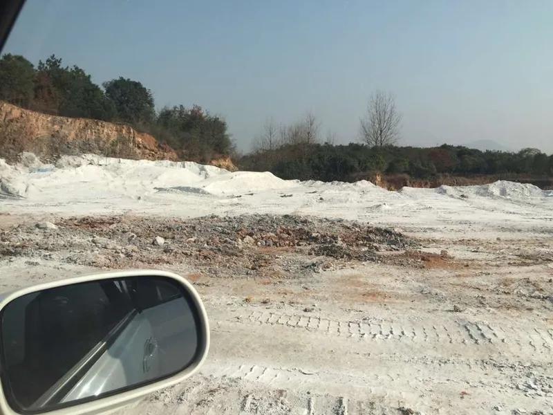 我爷爷当年在生产队分山地时，放弃了靠近公路边的地块，而选择了山坳里的。他的理由是