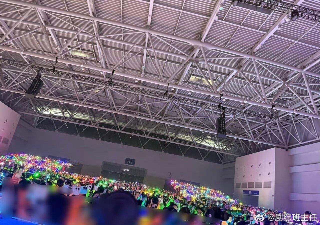 TF五代一公灯牌TF五代一公灯牌大战 灯牌五颜六色的！每个都有粉丝呀！ 