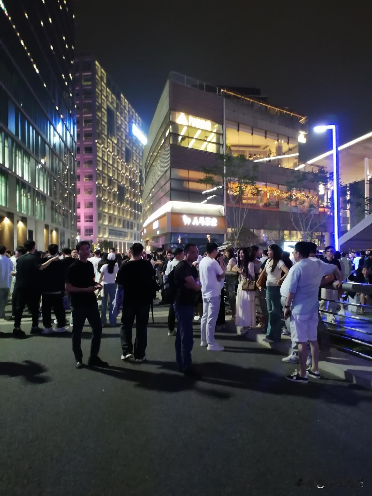 一位小伙子表示，520郑州相亲大会，就像赶集似的，看起来非常热闹，但是却也非常的
