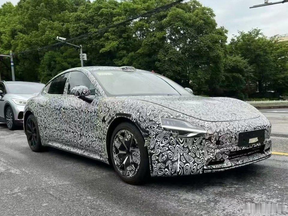 小米SU7改款涨价近1万 之前哥说过，小米SU7会成为现象级的车，甚至会有很多人