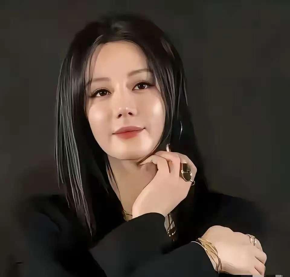 网上都说迪丽热巴医美了，
我的健身教练叹了口气说，
她这不是整容了，也不是垮脸了