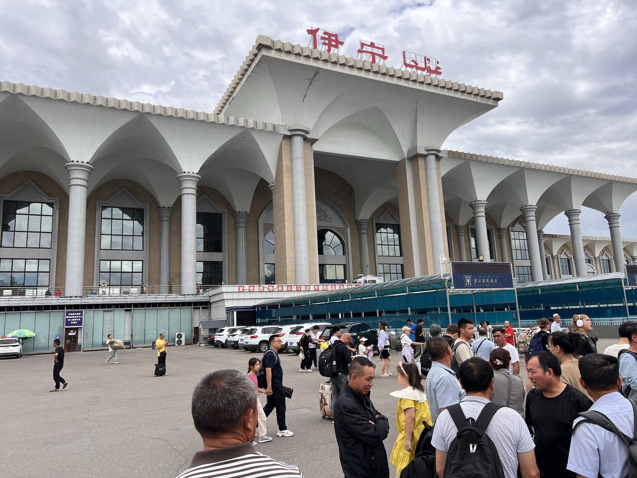 为何说坐火车去新疆的伊宁也是一种享受？有时候南方飞往伊宁需要两次转机，第一次北京