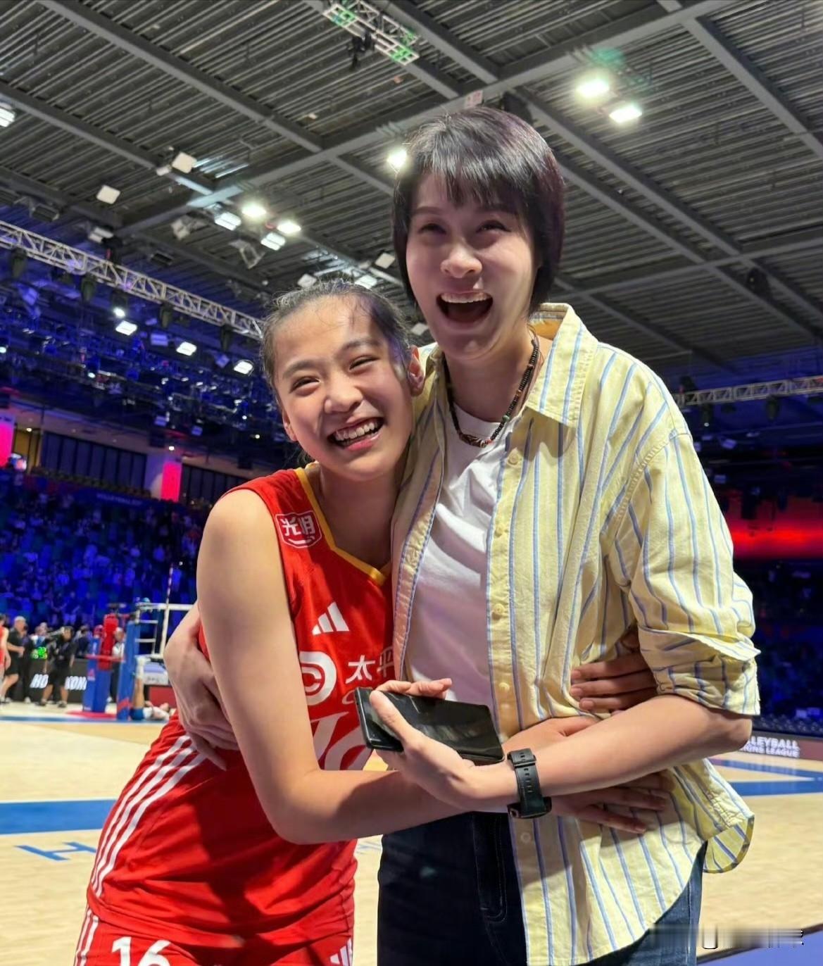 【女排四对球员也太像了吧！】图一王奥芊和赵蕊蕊都是副攻位置，都是打大副，一直都觉