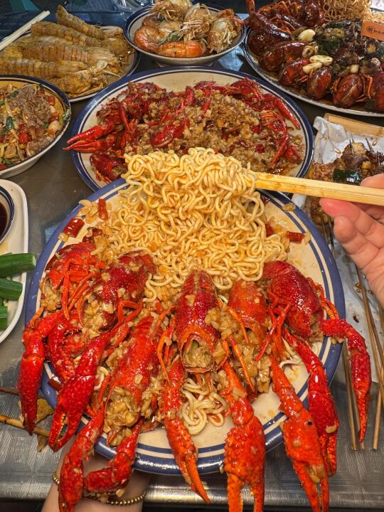 柳州。。。个人觉得最牛逼的小龙虾店！🦞