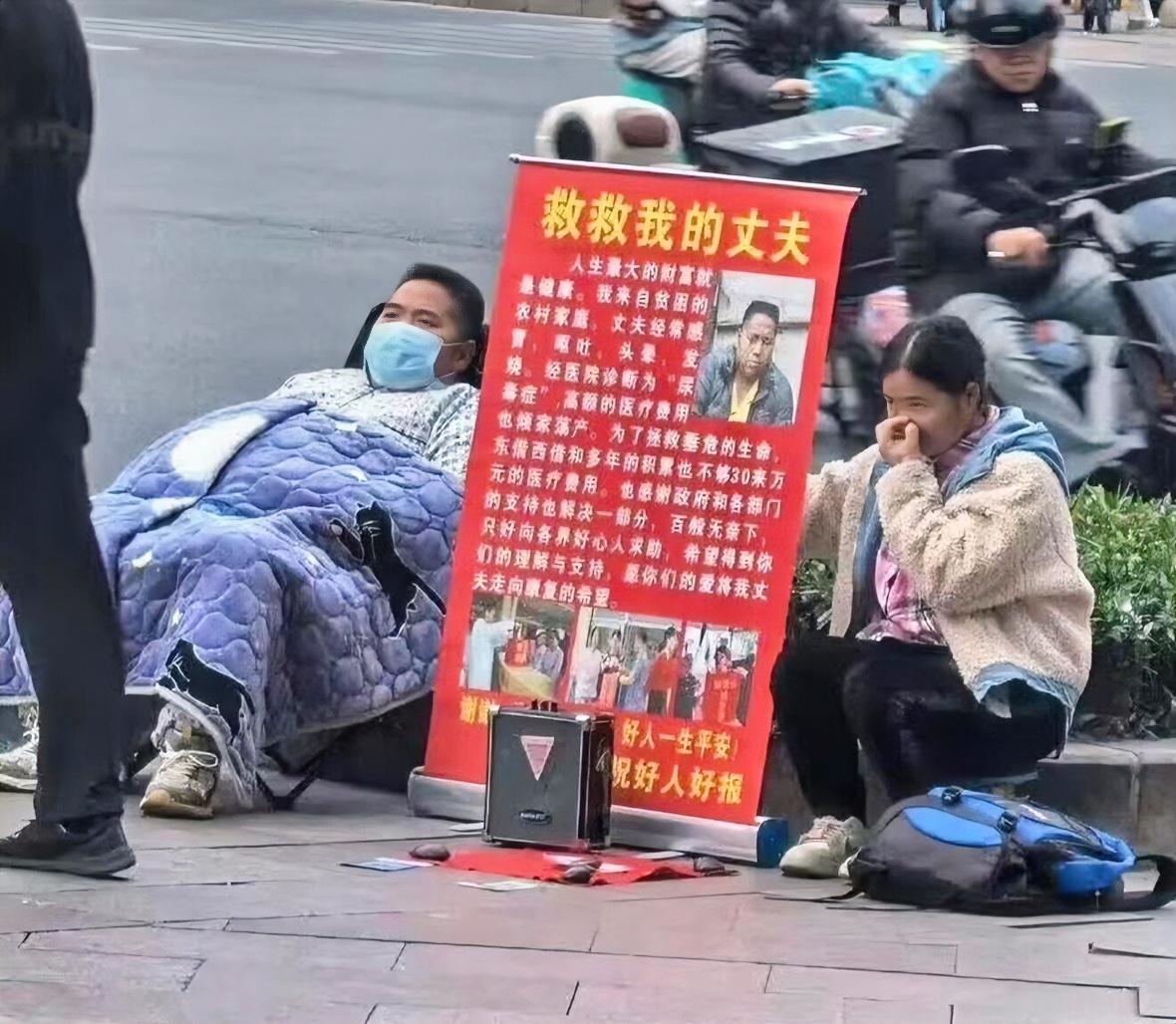 绝了，夫妻双双把人骗！
有网友拍到了极其魔幻的一幕，同一对夫妻，在同一片街头，轮