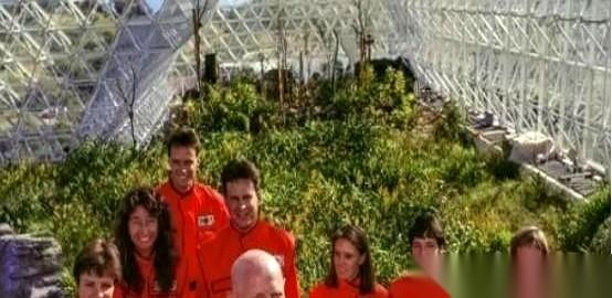 一个石油富二代，砸了两亿美金，找了八个顶尖专家，四男四女。
关进一个全封闭的玻璃