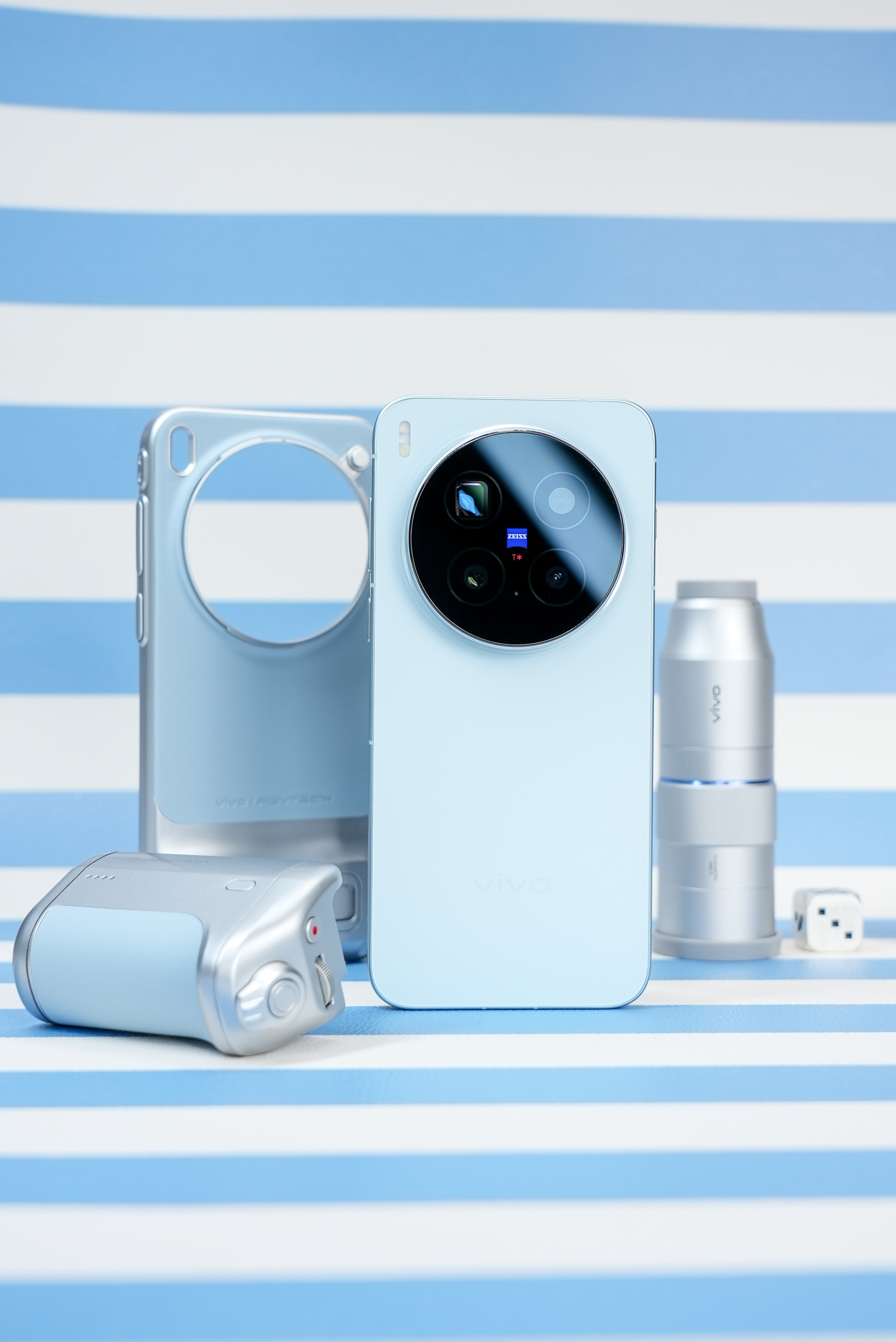 vivo X300 Pro「自在蓝」配色，搭配上这个「星辰蓝」的摄影师套装，一套