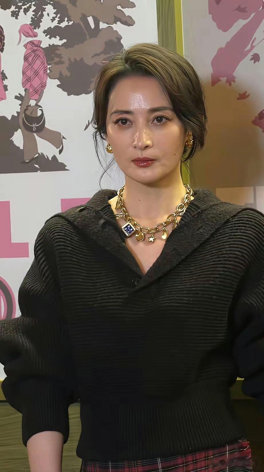 蒋勤勤50岁的状态，虽略显憔悴，但五官颜值依然超级在线！