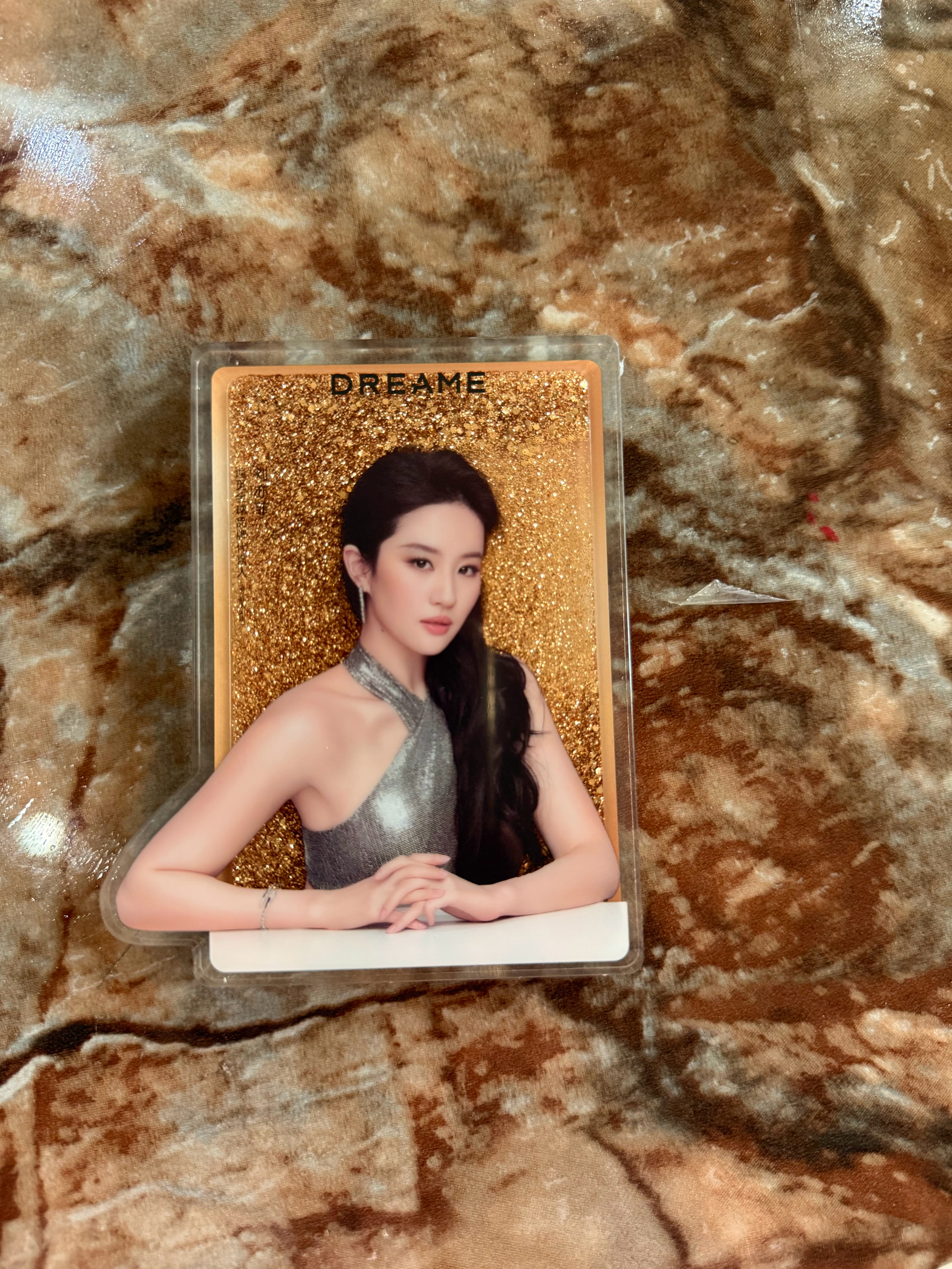 刘亦菲  嘻嘻追觅中奖的周边收到啦！超级有质感，爱你