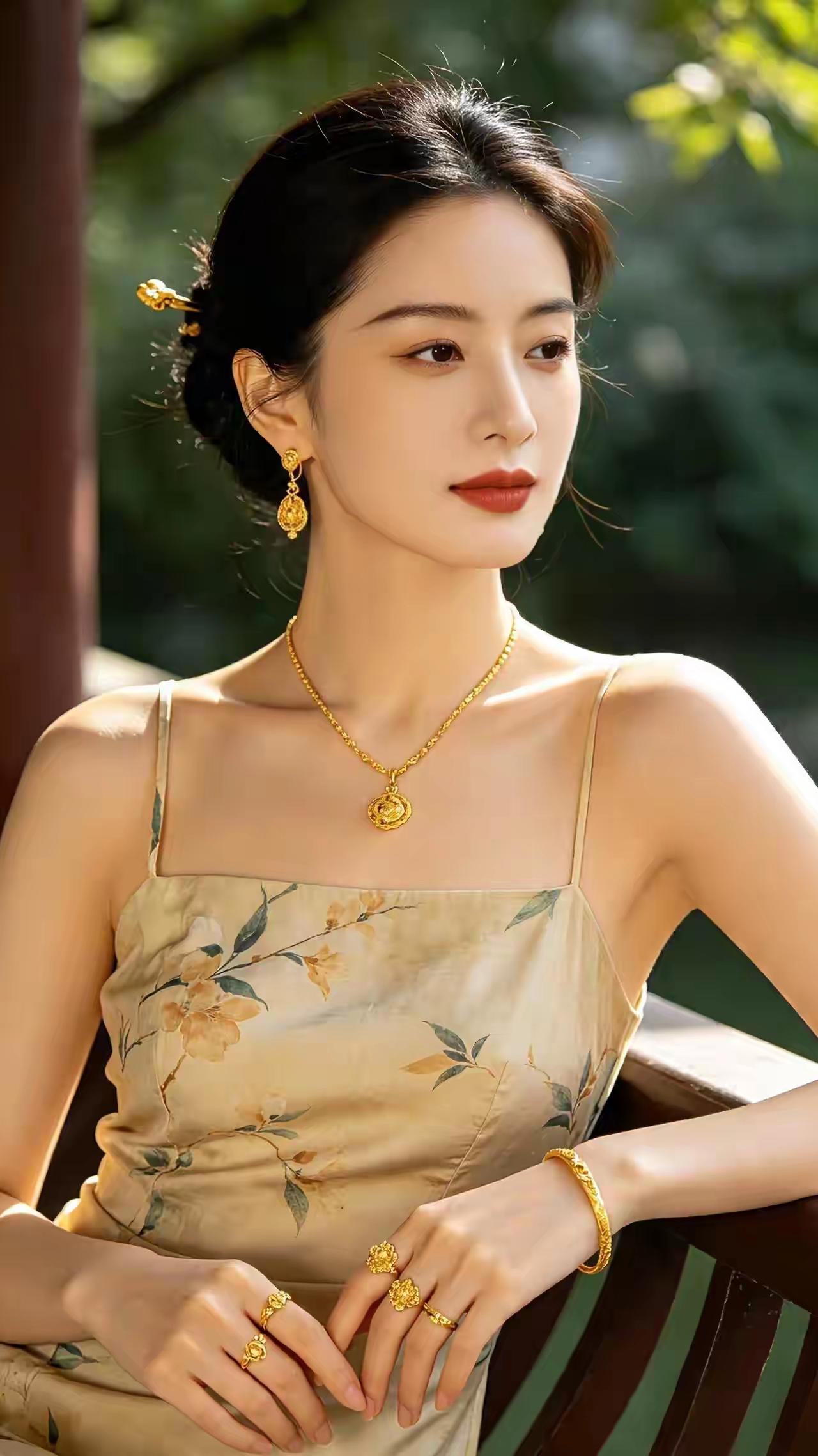 姑娘漂亮，金饰闪亮