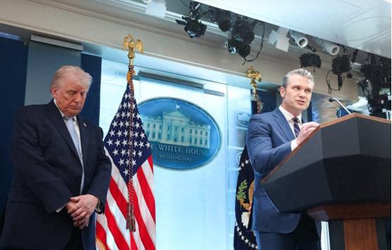 79 岁特朗普身体健康亮红灯？白宫发布会上睁不开眼，身体摇晃引恐慌

79岁的特