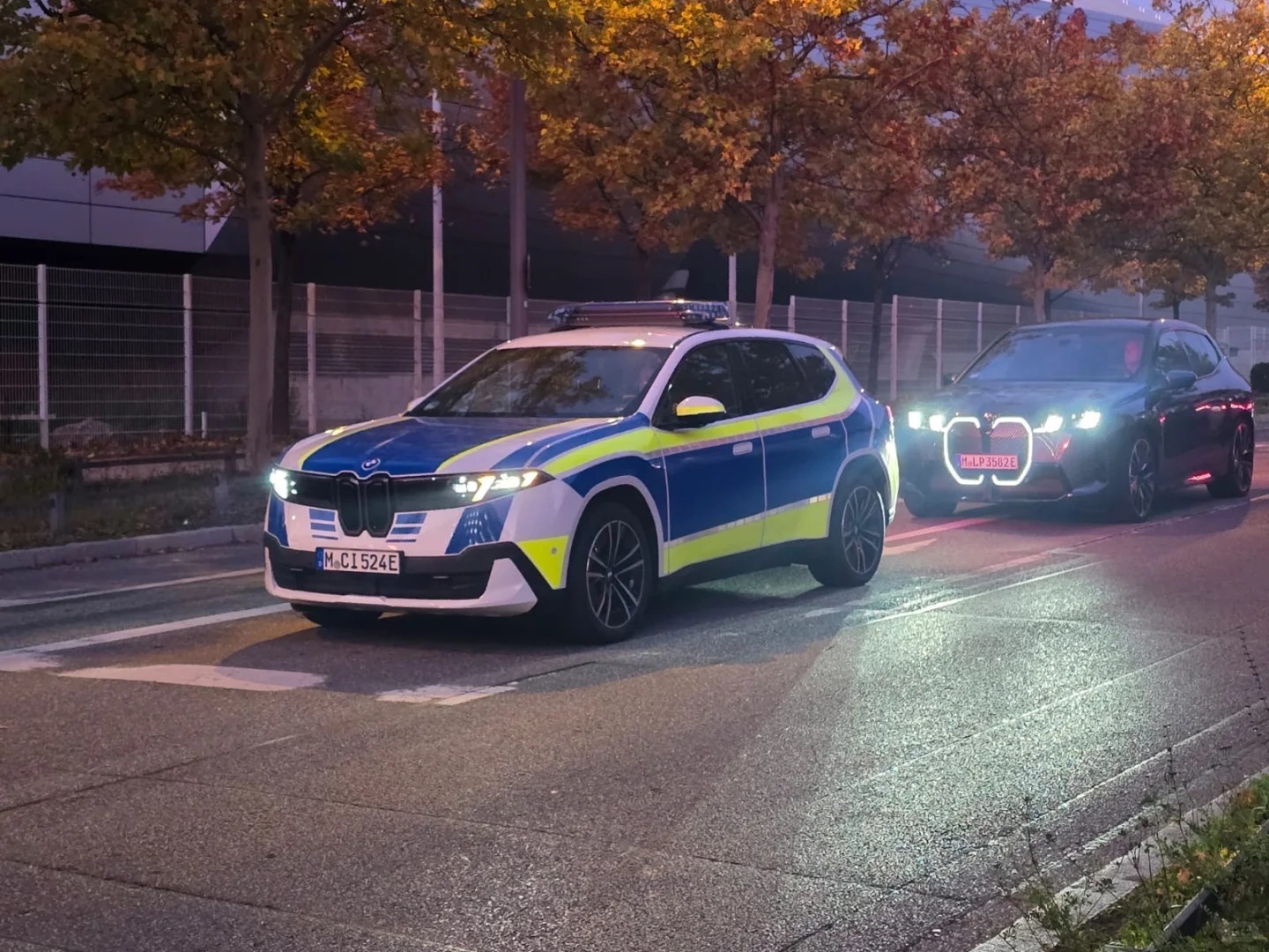 全新宝马IX3警用版开始测试，这台是德国警车的涂装 