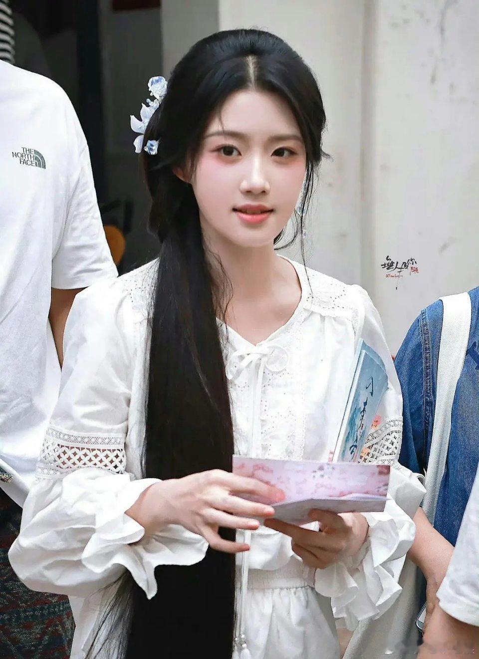 卢昱晓和赵露思是在同一家整的吗？ ​​​