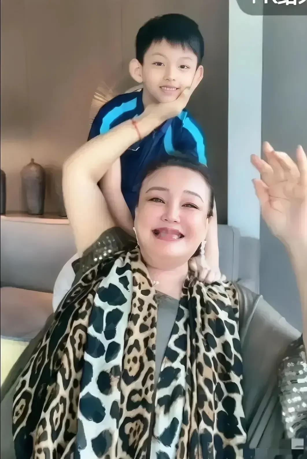 这孩子长的像奶奶，除了招风耳不像，其它的都像……