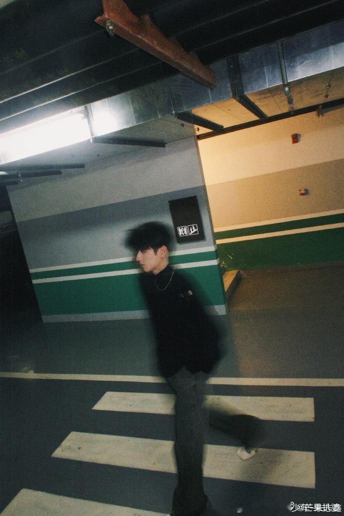 #朱志鑫地下停车场神图#朱志鑫，那个充满朝气与活力的少年，最近心中仿佛藏着一个丰
