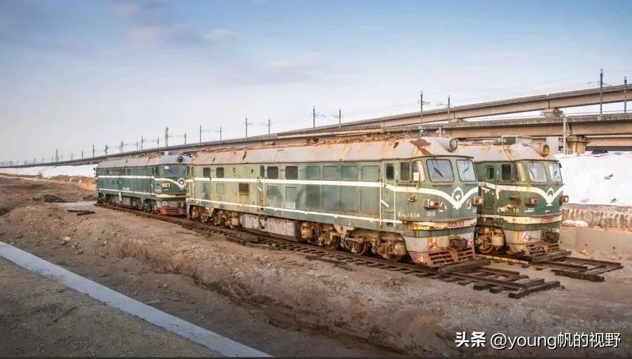 有网友在江门的江湛铁路旁，发现了几台被暂时存放在此处的东风4B西瓜内燃机车。从机