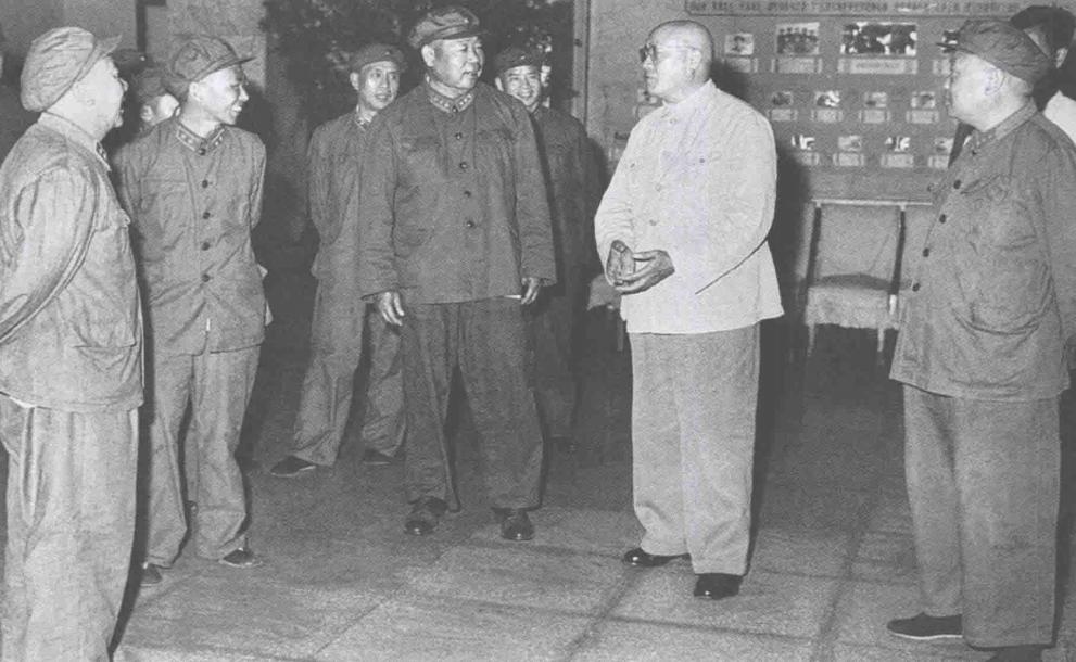 1964年7月4日，刘伯承元帅视察沈阳军区，当时的沈阳军区司令员陈锡联上将亲自接