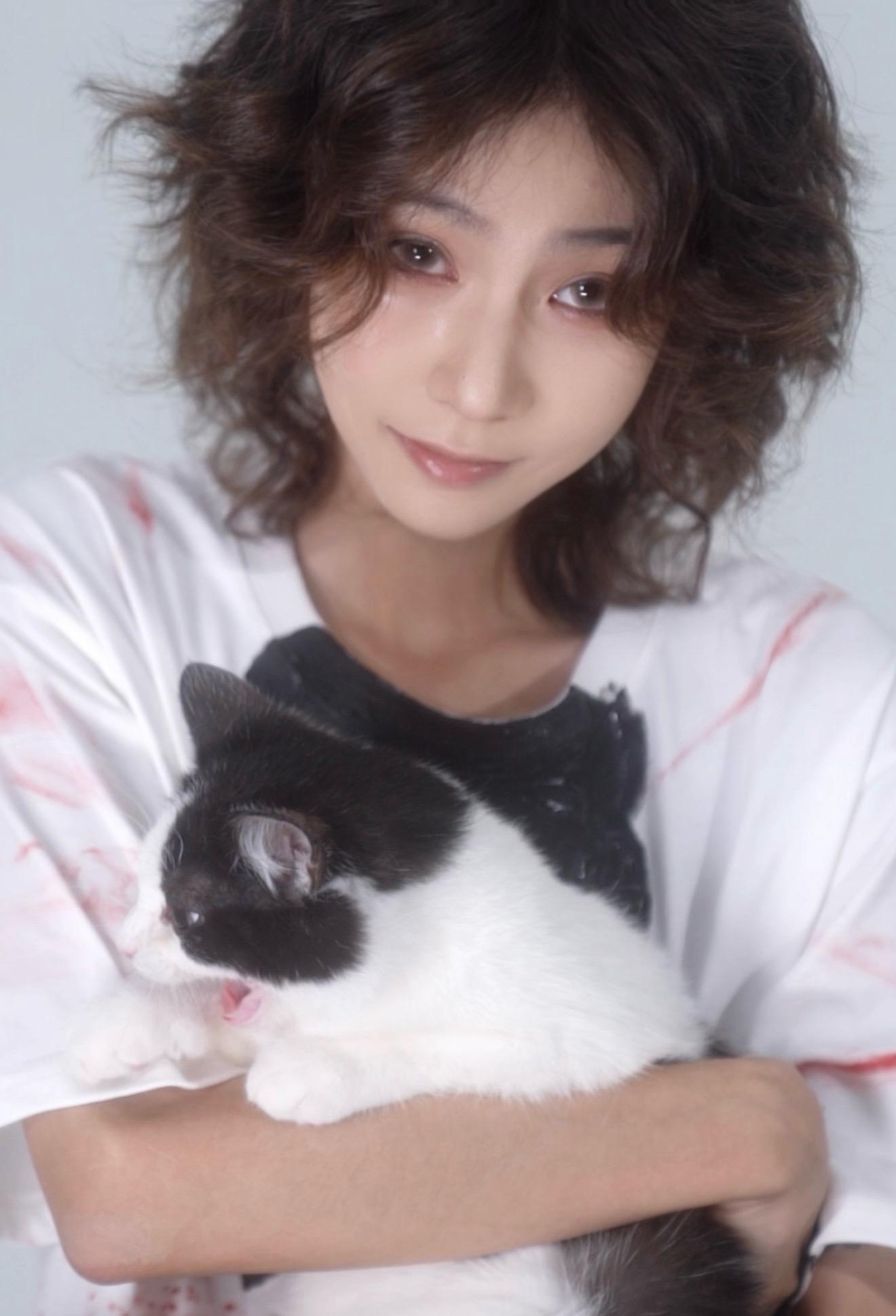 人类啊，爱我吧。