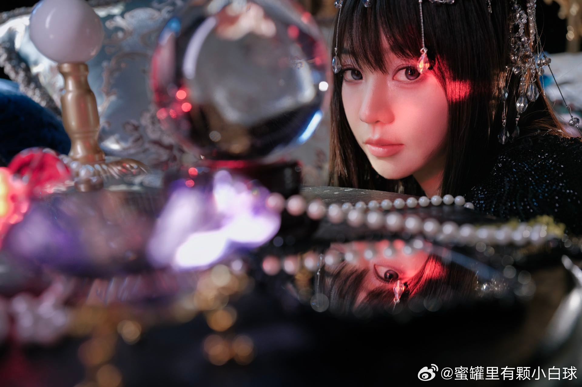 胡意旋小白花爆改黑玫瑰这真的是我认识的胡意旋吗？黑蕾丝长裙再加上手持王冠，暗夜女