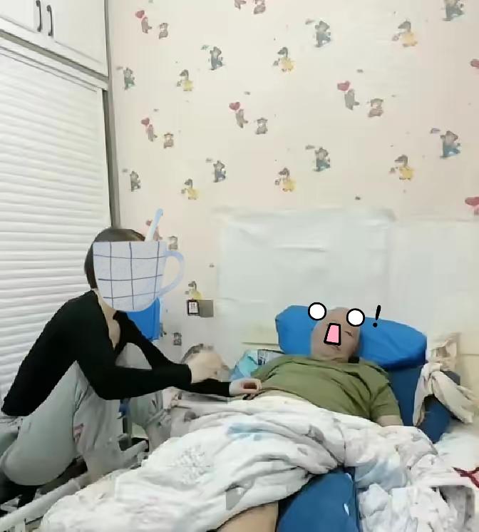 父亲脑梗卧床晚期，家里没有儿子，是我们几个女儿，包揽了他最后的所有贴身照料。
 