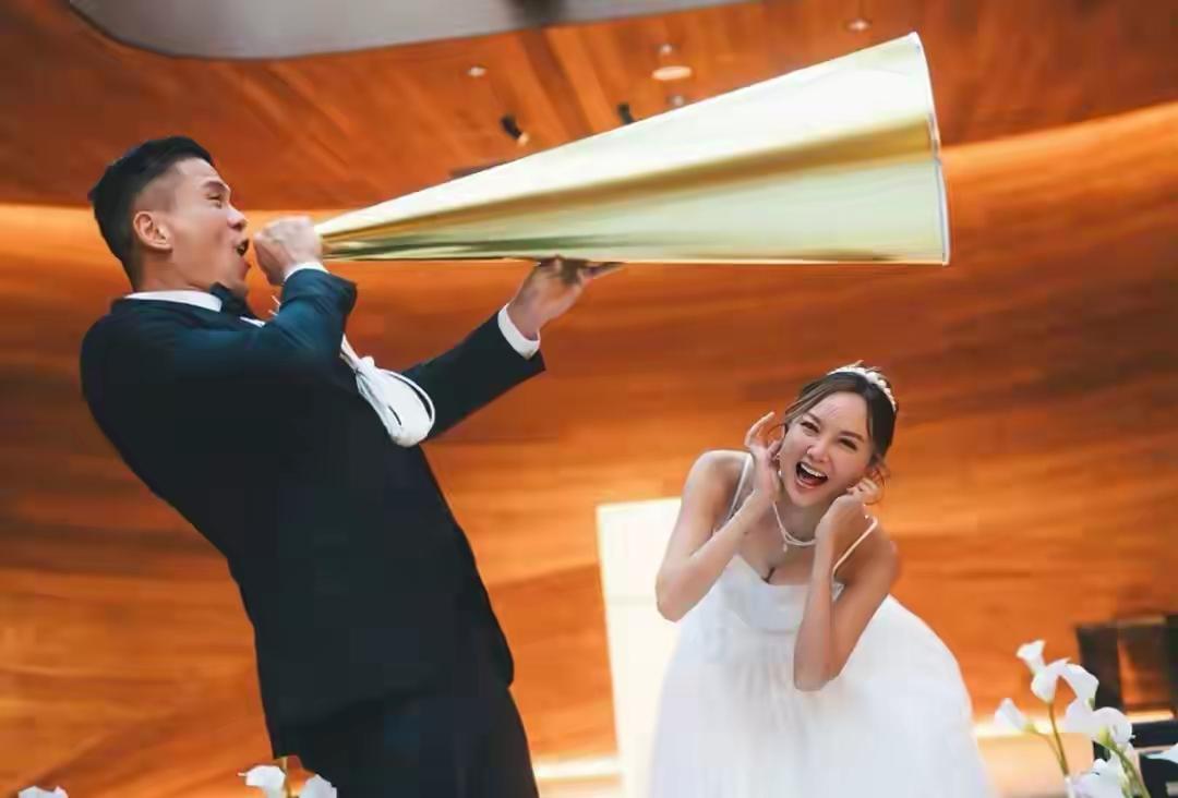 41岁TVB女星李绮雯将在5月23日与健身教练未婚夫梁恺杰结婚，日前二人的过大礼