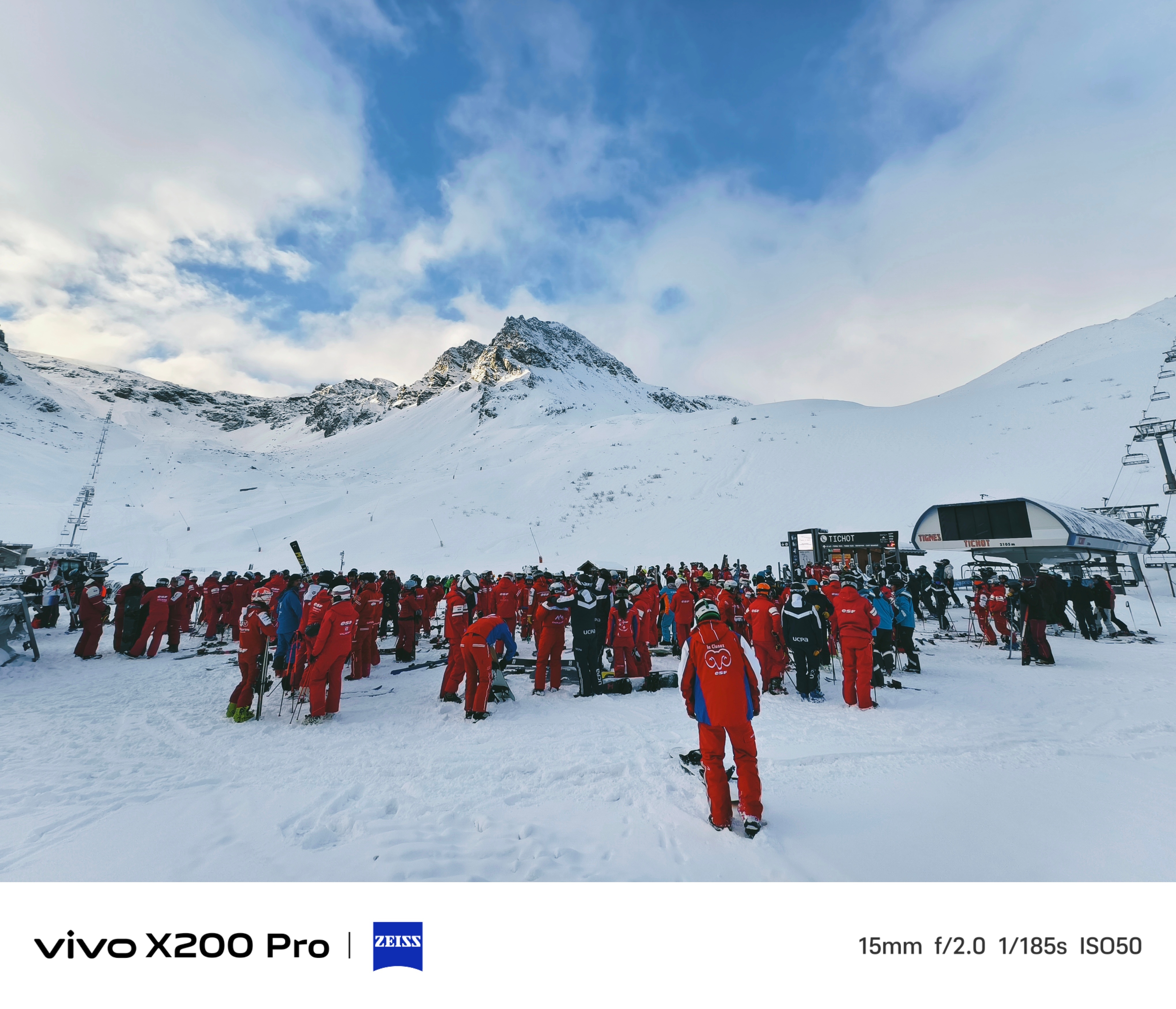 今天直接卷顶门出发，排队的全是双板。⛷是不是精英新贵都滑双板啊。[苦涩]我头都要