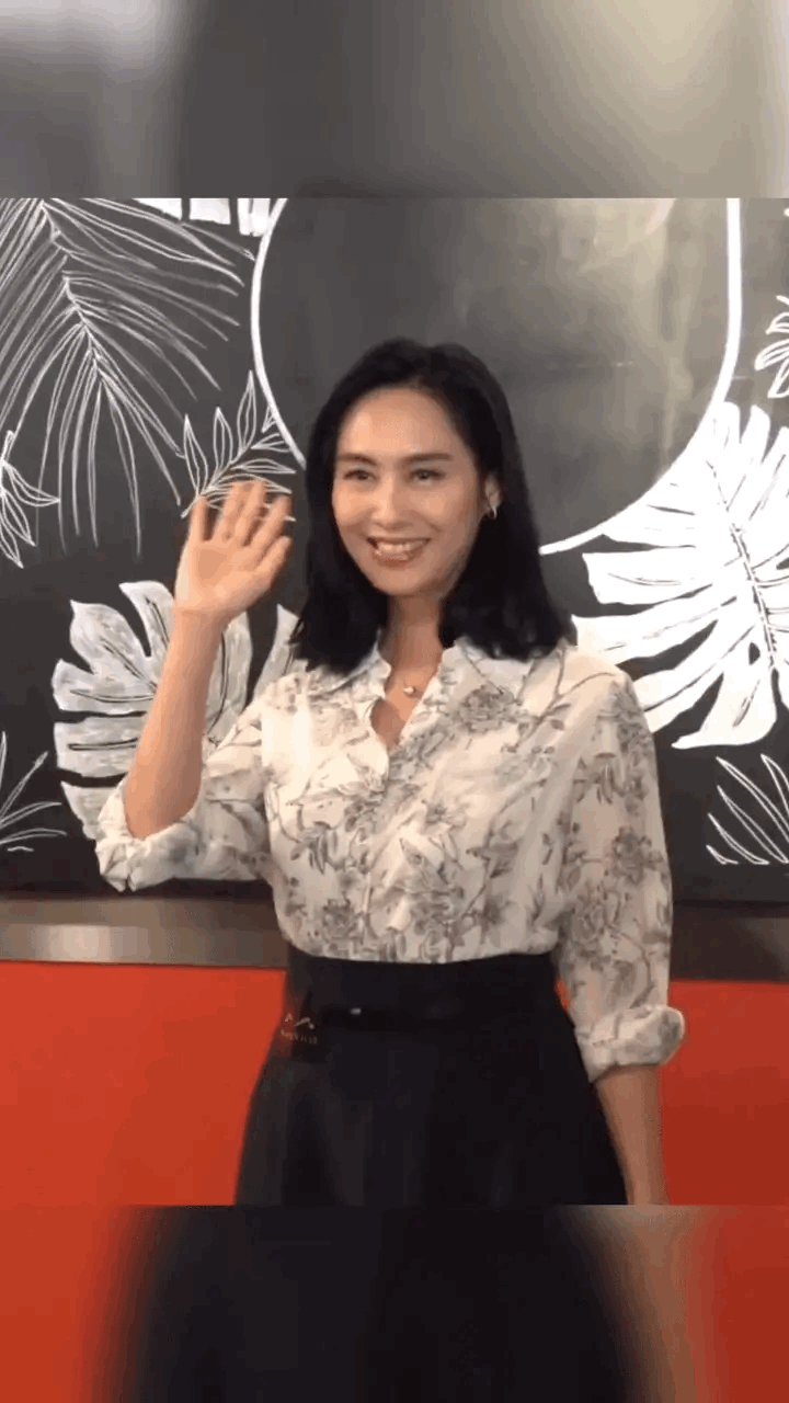 52岁的朱茵虽然老了，笑容依旧迷人！

真的好久没见朱茵出来了，52岁的朱茵罕见