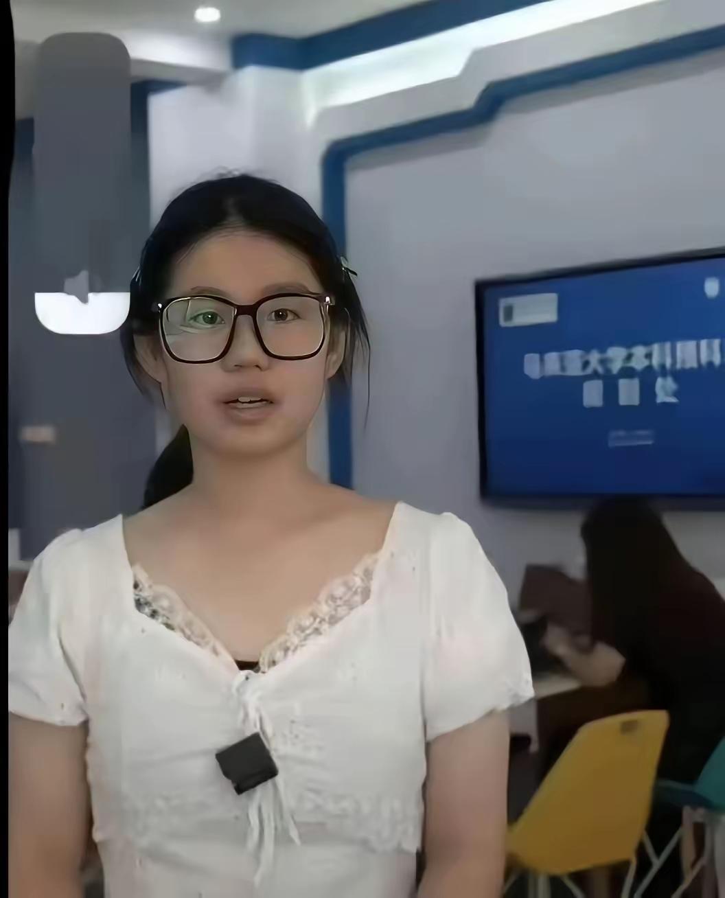 熊小仙子，厦门人，真名杨X杜，陈X婷，开学就要去马来西亚大学预科读书。不过她要玩