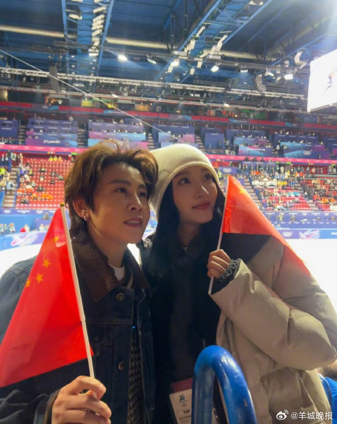 【#王濛和关晓彤合照#】米兰冬奥会的赛场边，意外捕捉到和两人在合照。这个“巧合”