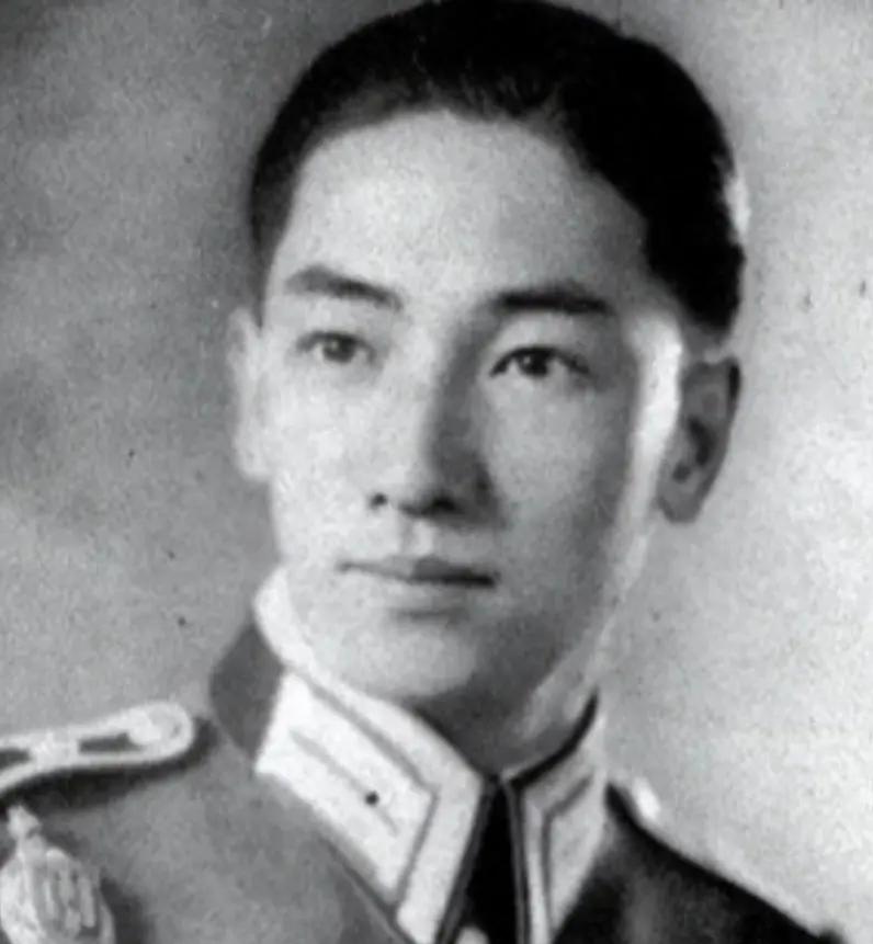 1997年，蒋纬国病逝，宋美龄派人查账，发现养了81年的儿子，身后竟是一堆债务。