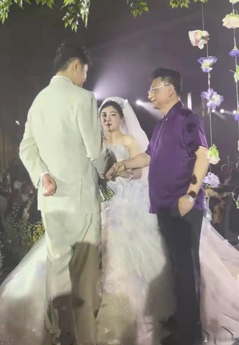 金龟子女儿补办婚礼，金龟子穿短裤被吐槽！ ​​​