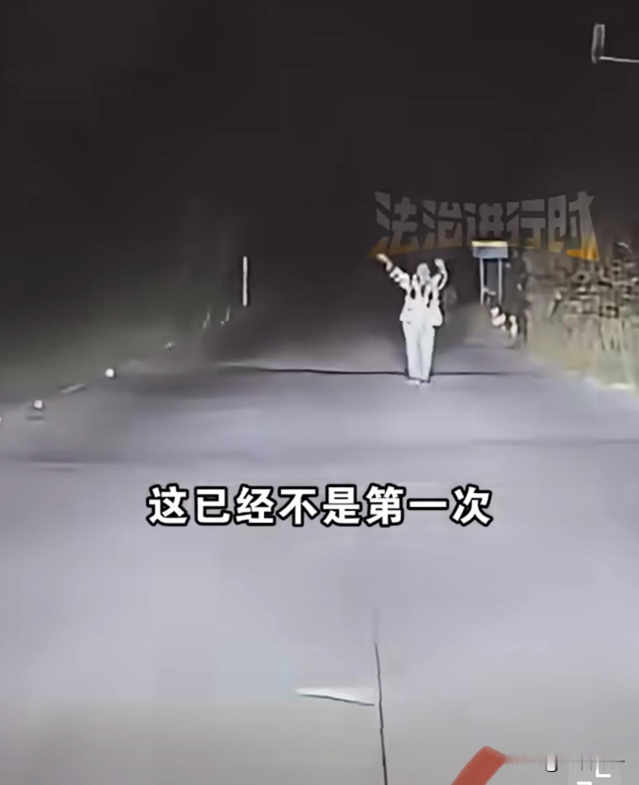 真是看得我又气又急。
有位网友发视频称自己在一个荒野被一位老太太拦住求救：“我被