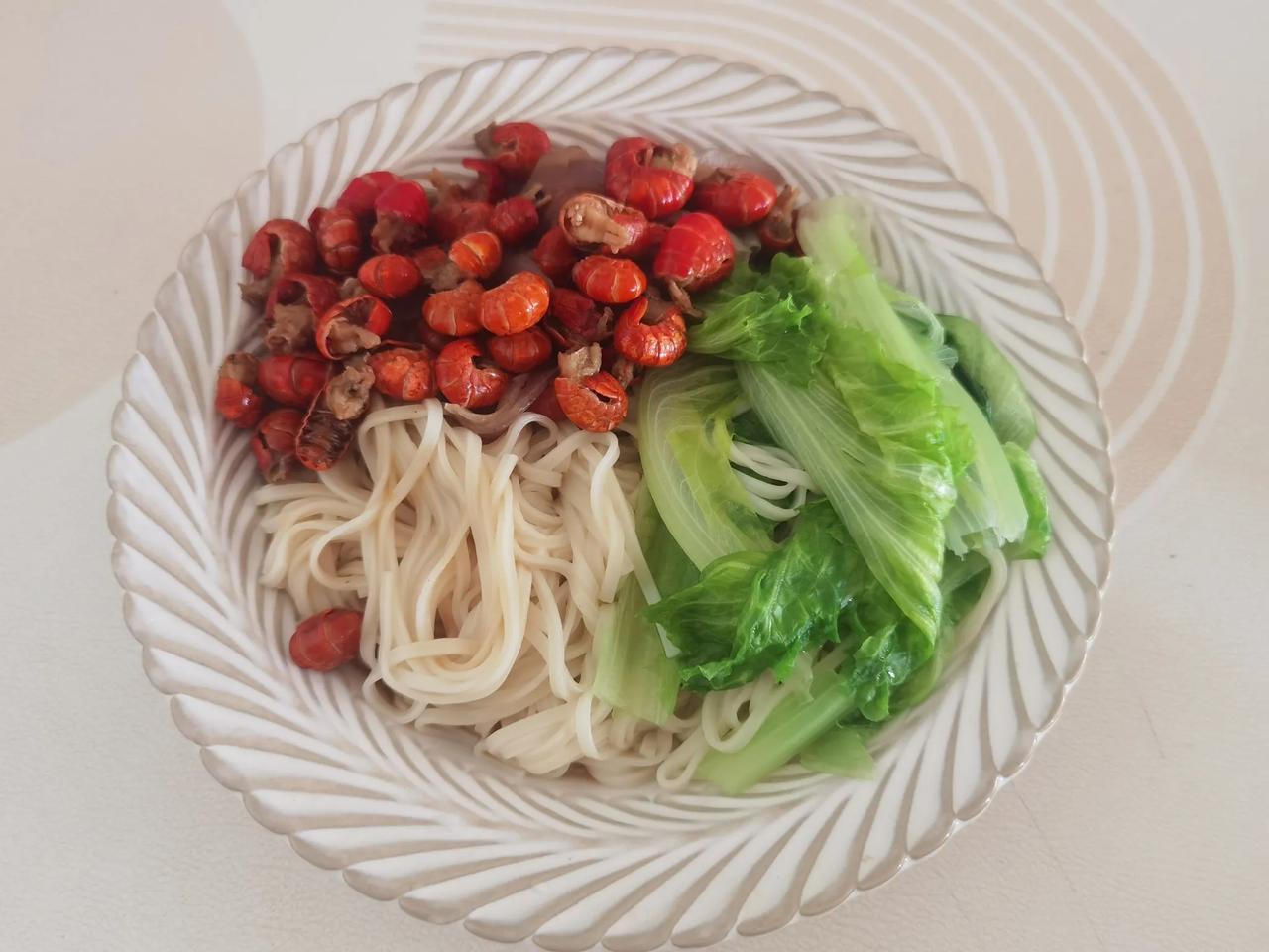假期第四天，一个人也没有怎么正常吃过饭，今天中午看冰箱还有虾尾，做了虾尾青菜面，