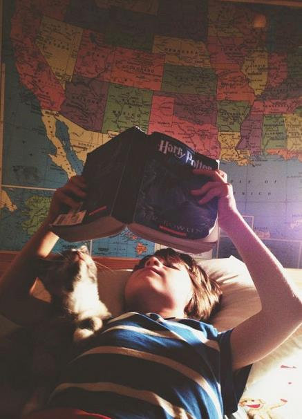 年轻的时候以为不读书不足以了解人生，直到后来才发现如果不了解人生，是读不懂书的。