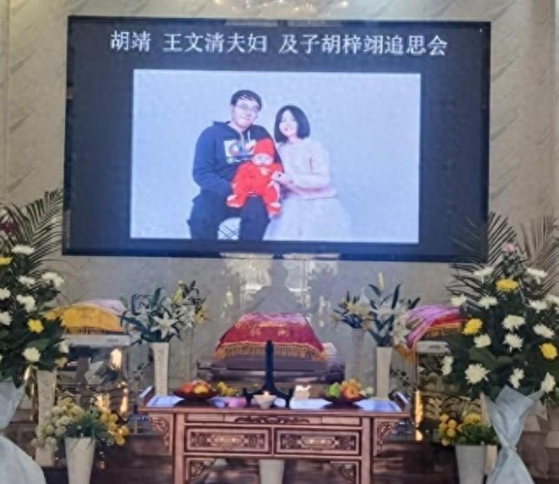 江西景德镇车祸事件后续来了，一家三口灵堂曝光，3棺并列。
 
司机不判死刑难以平