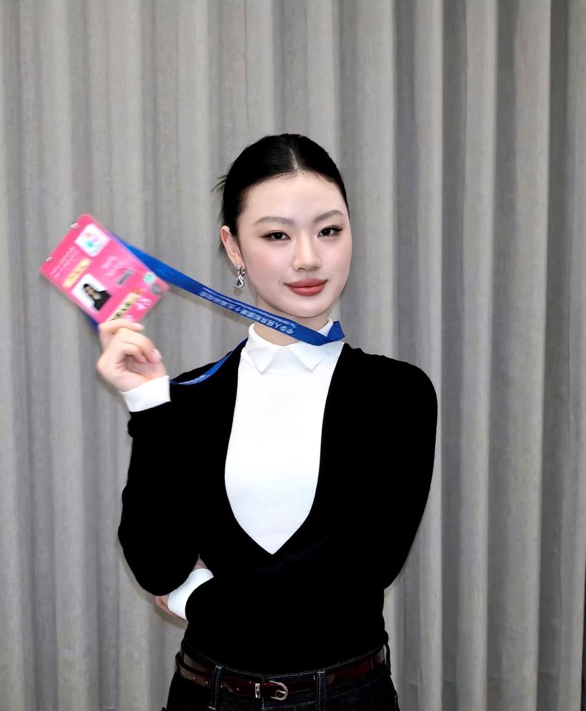 23岁，五年前还在选秀里唱歌，现在站上全运会压轴台。
没靠爆红，没靠炒作，就靠一