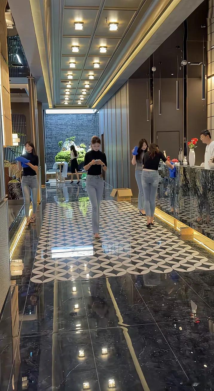 并非所有行业都这样，但在精品酒店、高端休闲会所、咖啡厅或新零售门店中很常见。
