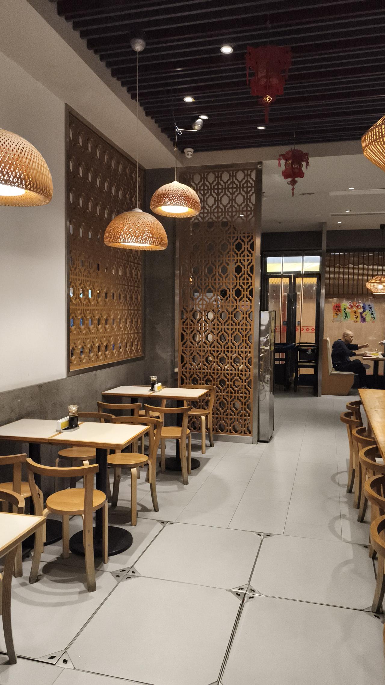 白天，骑电动车在街巷穿梭，道路不拥堵，绿树繁花相伴，还能和邻居唠唠嗑。
傍晚最为