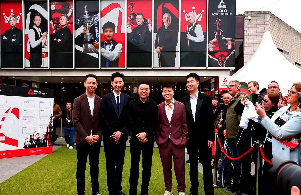 看斯诺克球员合影，千万别盯着那点官方身高数据。
 

丁俊晖1米76左右，往1米