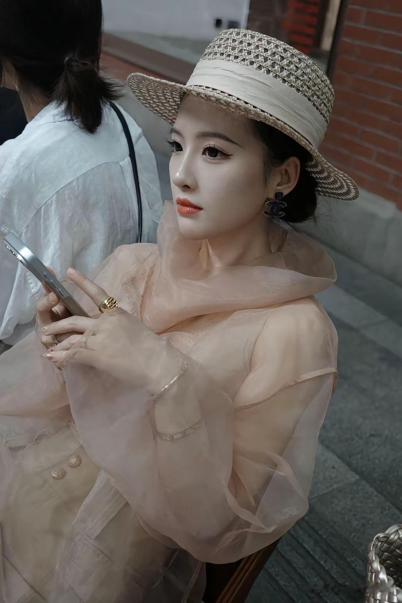 好精致的小姐姐[星星眼]