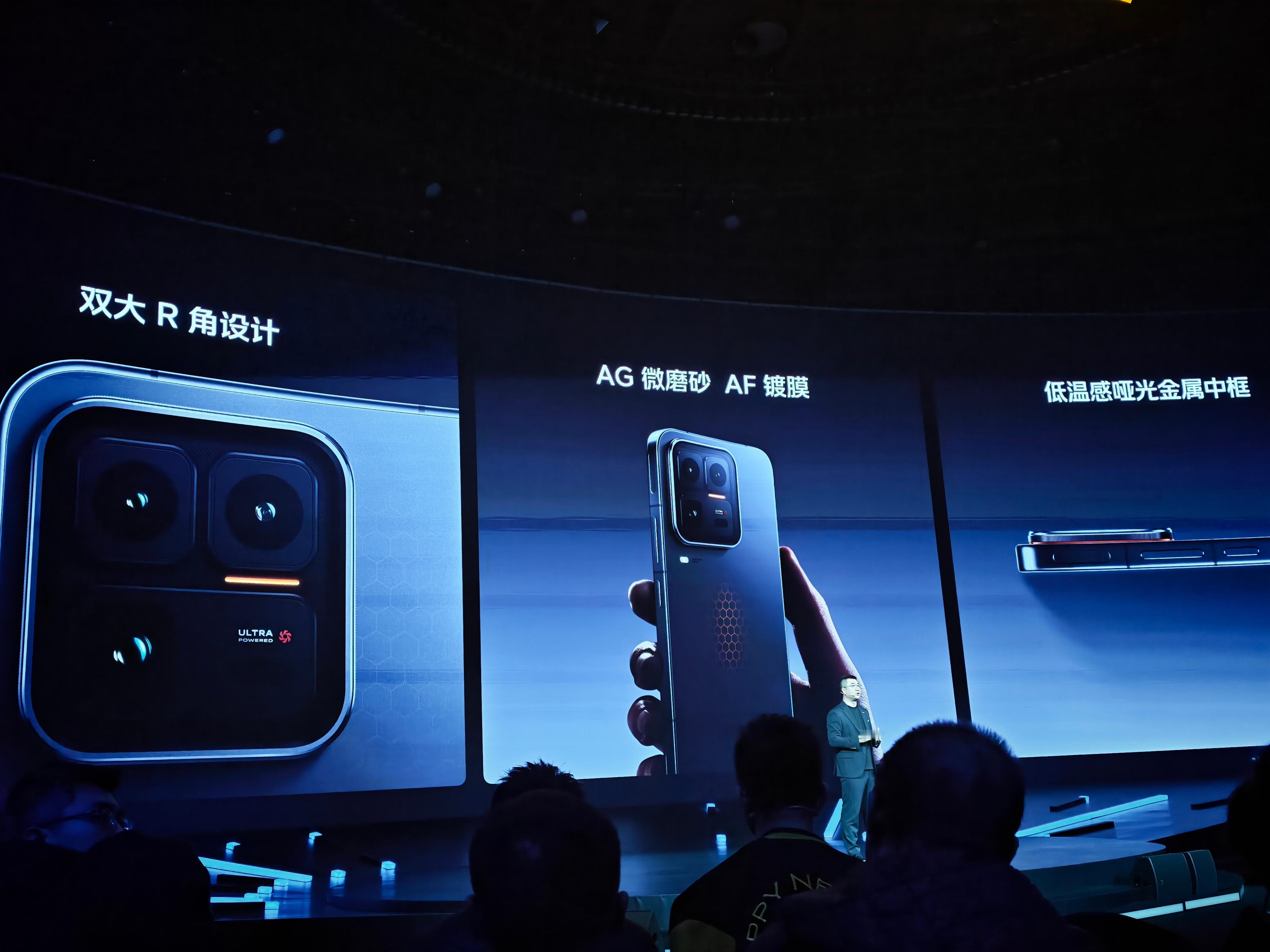 iQOO 15 Ultra的颜色分为2049（银色）、2077（黑色）两种。背部