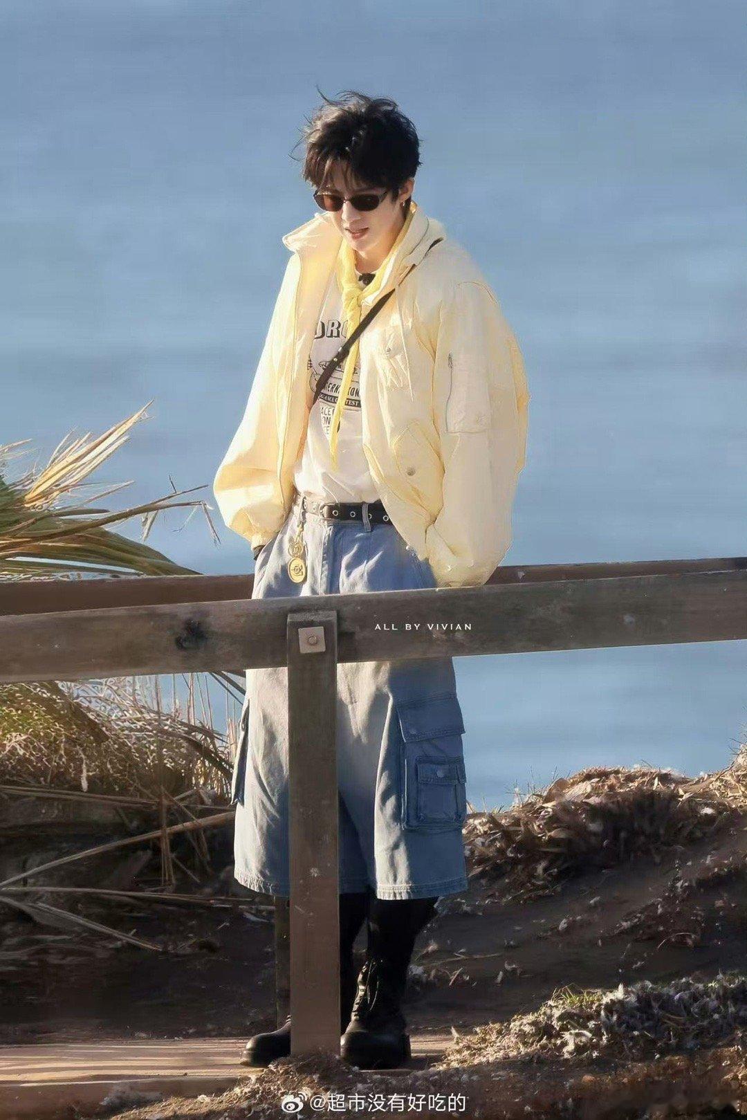 刘宇宁奶黄外套刘宇宁奶黄包look刘宇宁奶黄包look，好看，行 